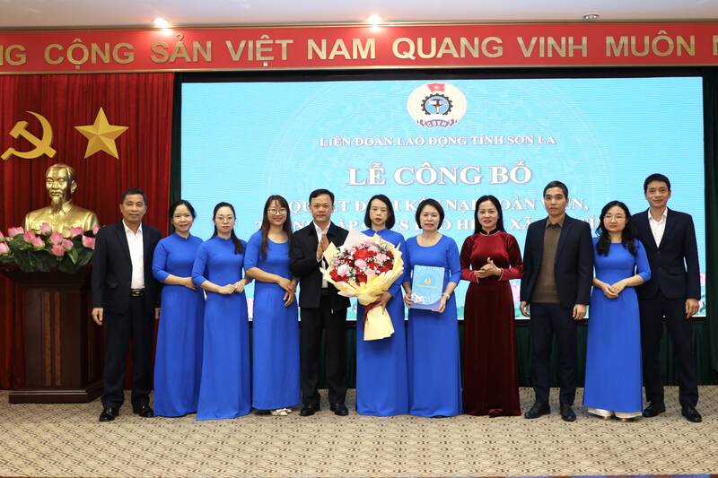 Leaders of the Son La Provincial Labor Federation awarded the Decision to establish the Provincial Social Insurance Trade Union. Photo: Truong Son