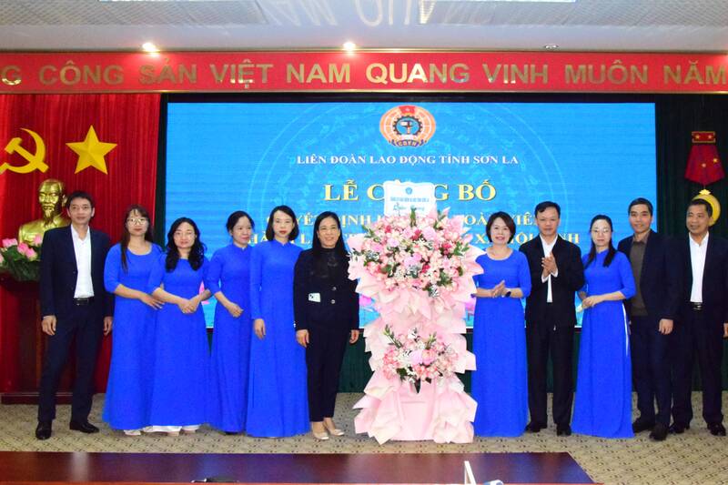 Lanh dao BHXH tinh tang hoa chuc mung cong doan co so. Anh: Truong Son