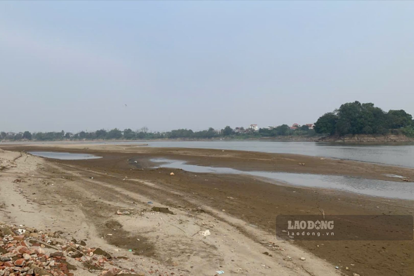 Dong song cang ngay cang nho hep khi nuos song can. Anh: To Cong.