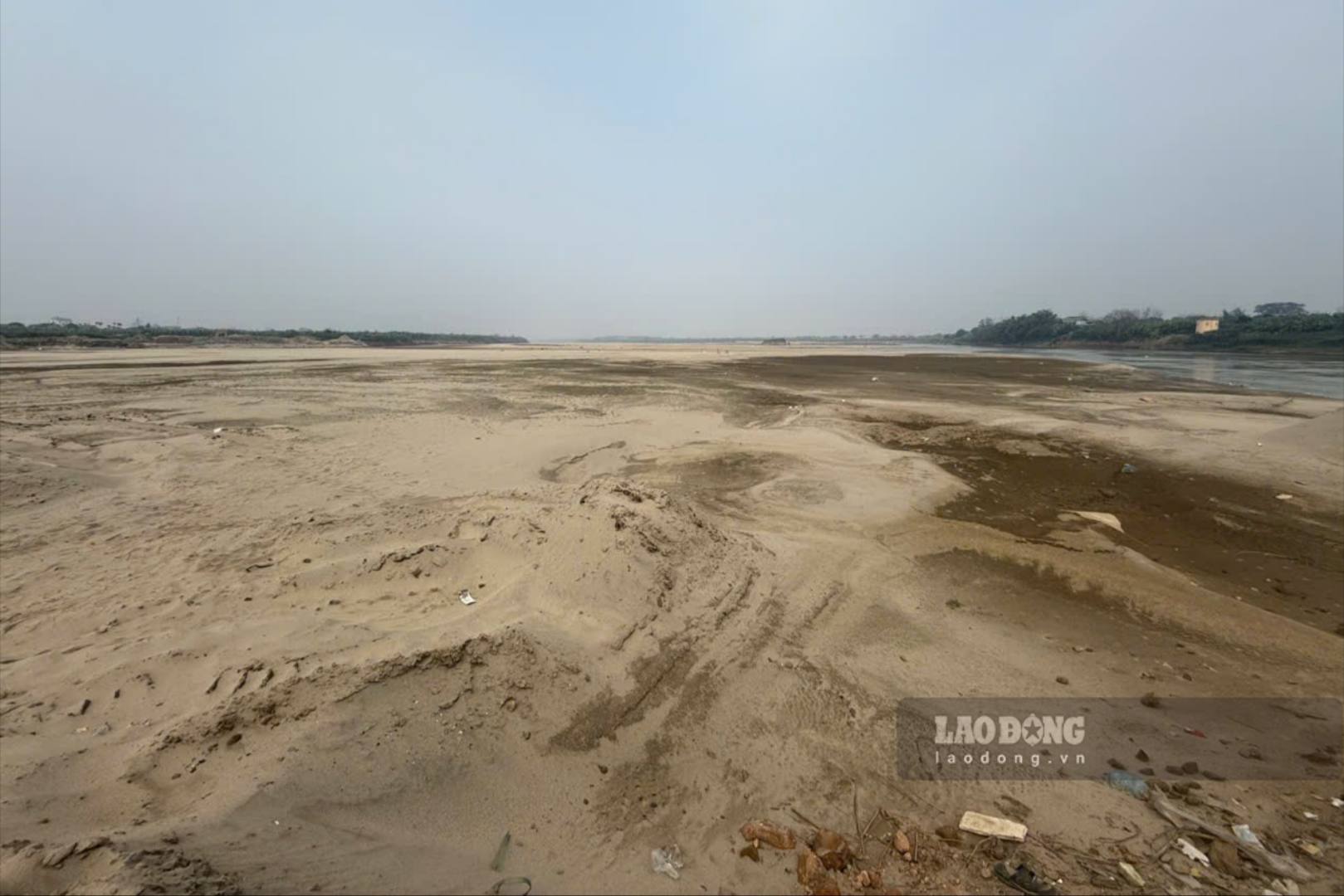 Phong vien co the dung giua con cat tren song de ghi nhan muc nuoc can. Anh: To Cong.