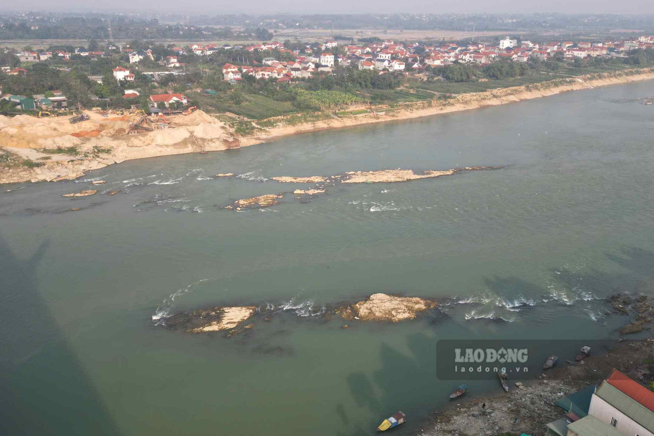 Tai khu vuc cau Vinh Phu, nuoc song Lo can lo cac day da ngam. Anh: To Cong.