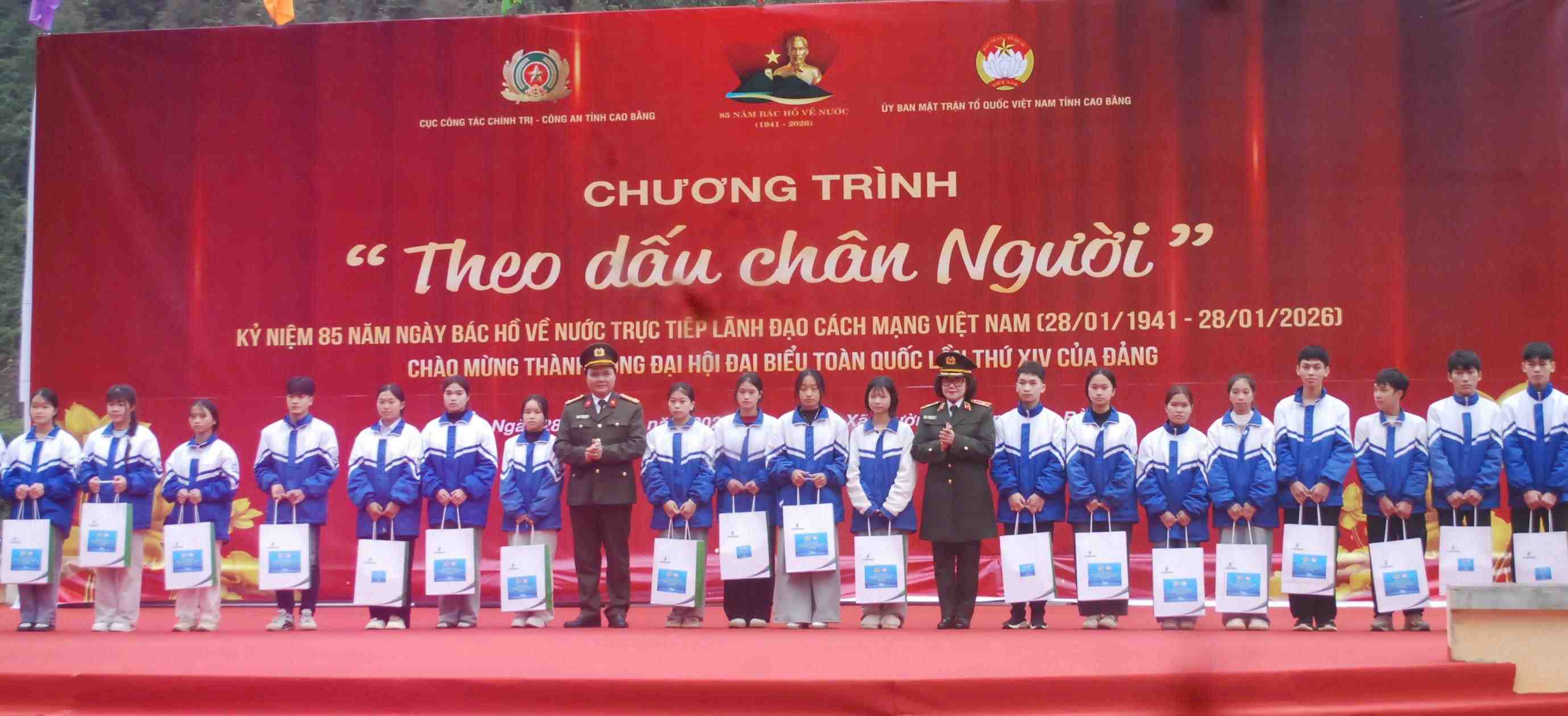 Rat nhieu phan qua y nghia da duoc trao tan tay nguoi dan. Anh: Minh Tuan