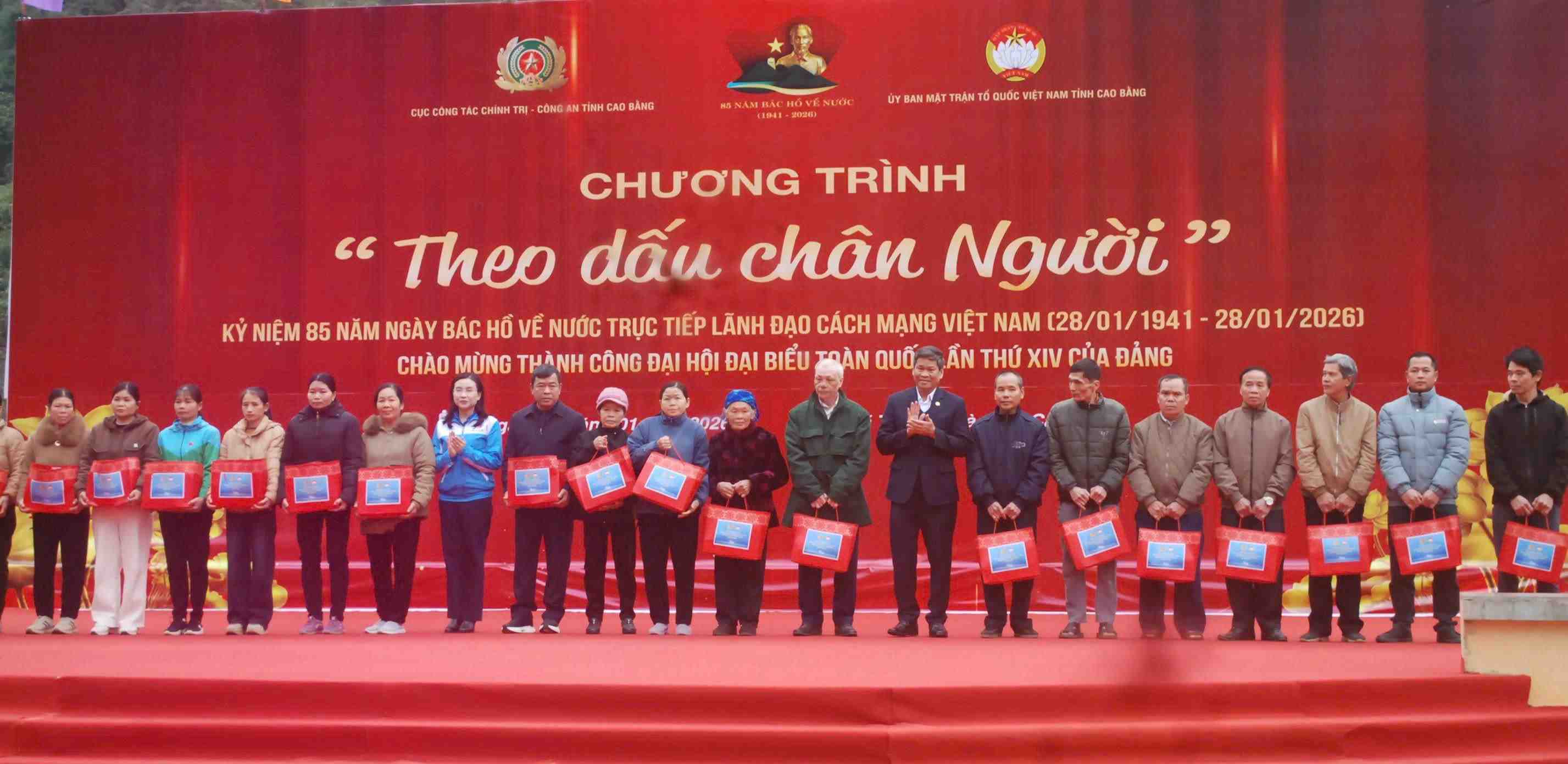 Leaders of the Vietnam General Confederation of Labor and representatives of the program organizing committee present gifts to people. Photo: Minh Tuan