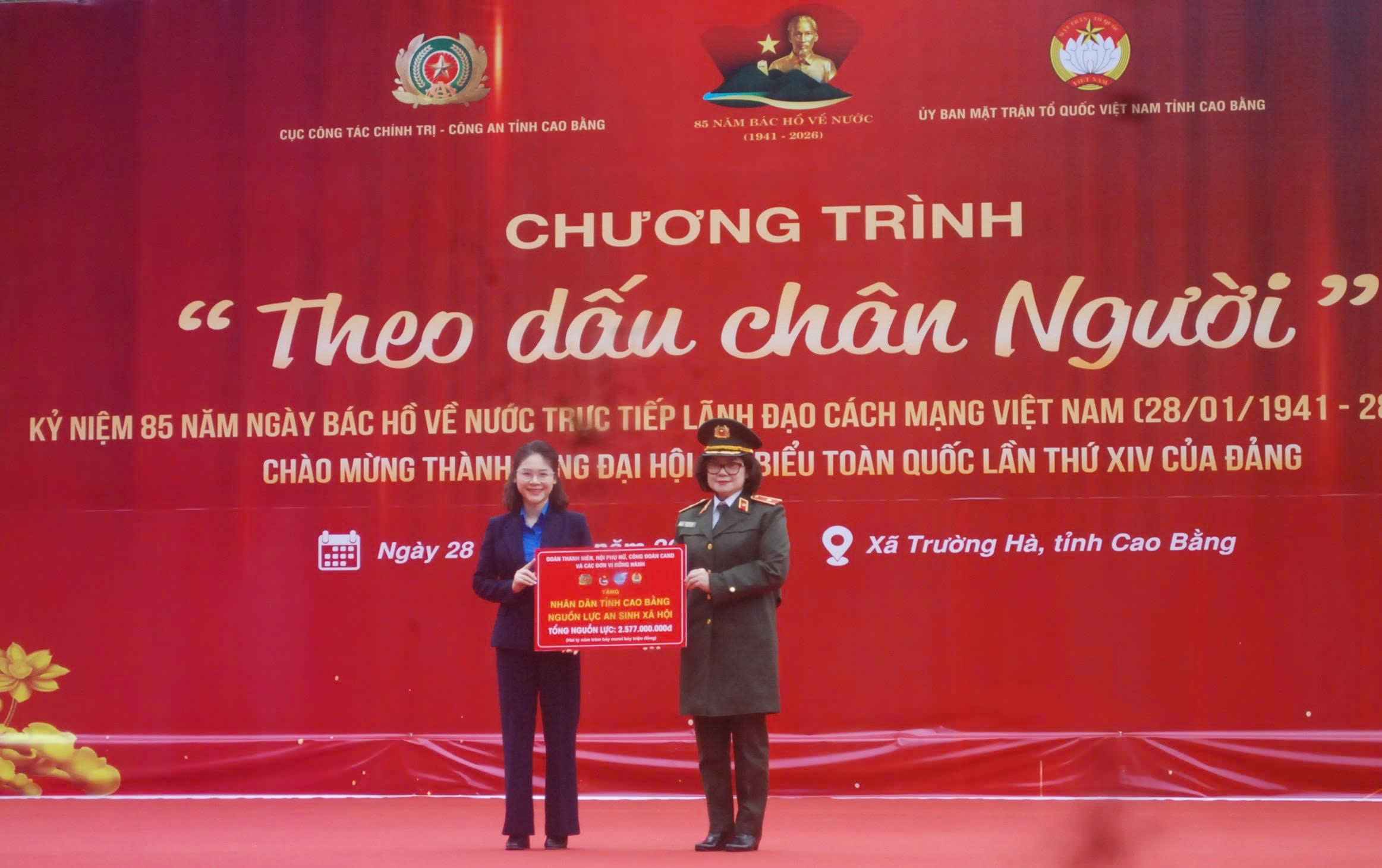 Lanh dao Cuc Cong tac Chinh tri, Bo Cong an, trao tuong trung kinh phi ho tro chuong trinh tai Cao Bang. Anh: Minh Tuan