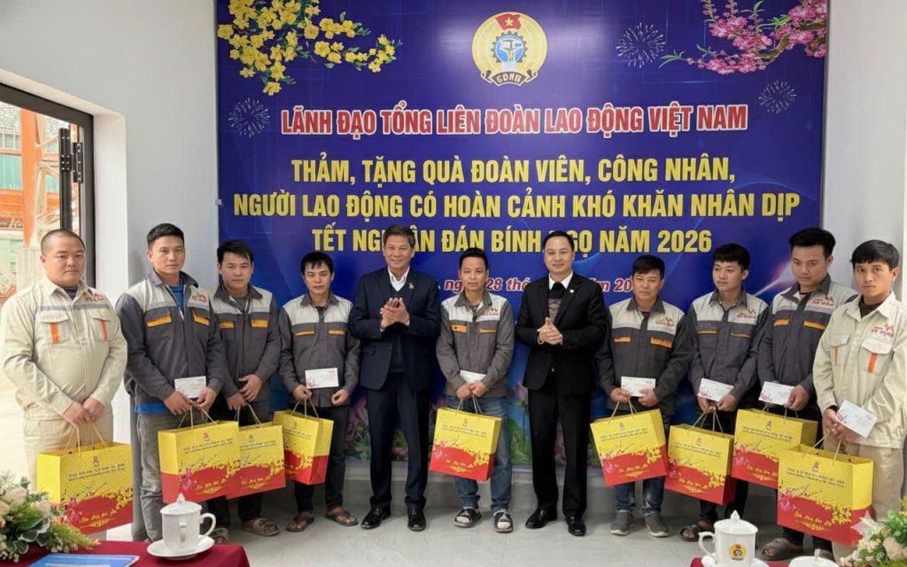 Pho Chu tich Tong Lien doan Lao dong Viet Nam Huynh Thanh Xuan trao qua tet cho cong nhan co hoan canh kho khan. Anh: Anh Phuong