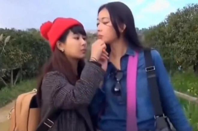 Khoanh khac Duong Tu than thiet voi Lam Chi Linh. Anh cat tu video.