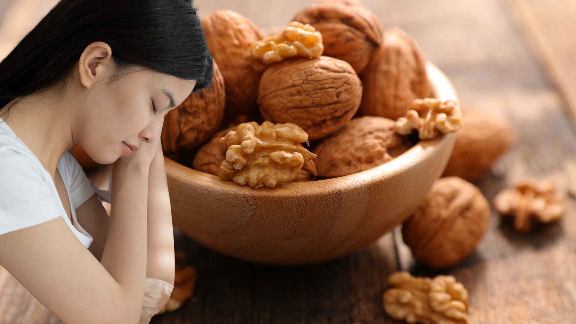 Walnuts help support better sleep. Graphic photo: Huong Son
