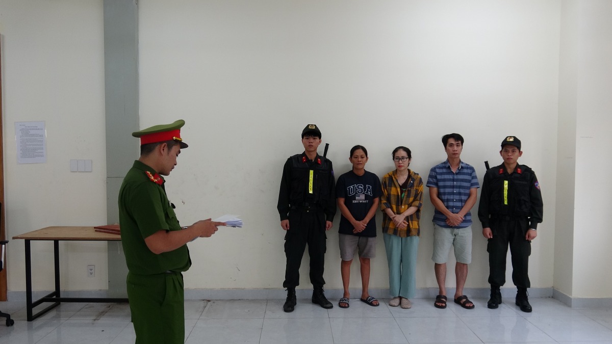 Ba đối tượng bị khởi tố tại cơ quan điều tra. Ảnh công an cung cấp