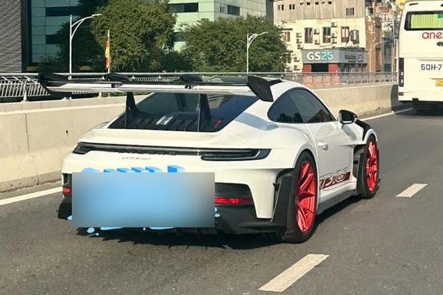 Porsche 911 GT3 RS generation 992 with white exterior, red rims and characteristic aerodynamic package, appearing on the streets of Ho Chi Minh City. Photo: Car Spotting Vietnam