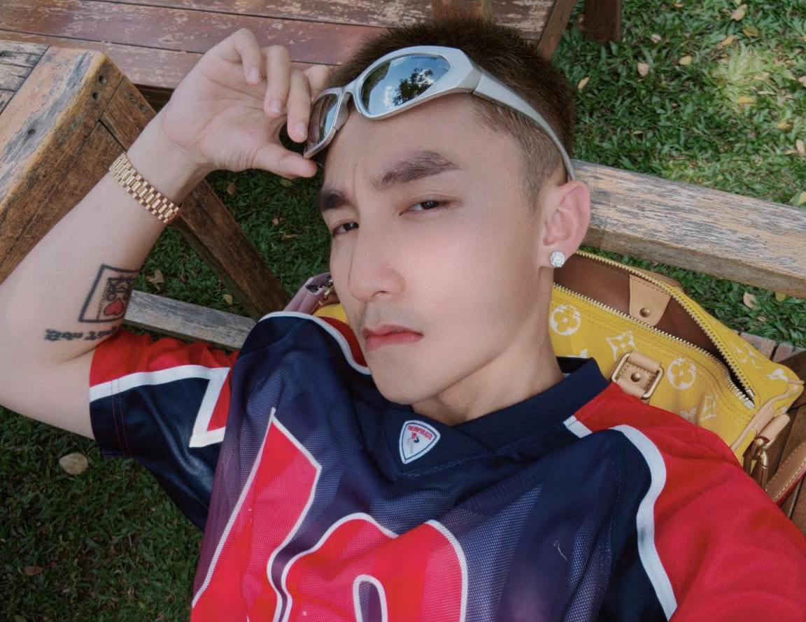 Son Tung M-TP shows off expensive branded bags. Photo: NVCC