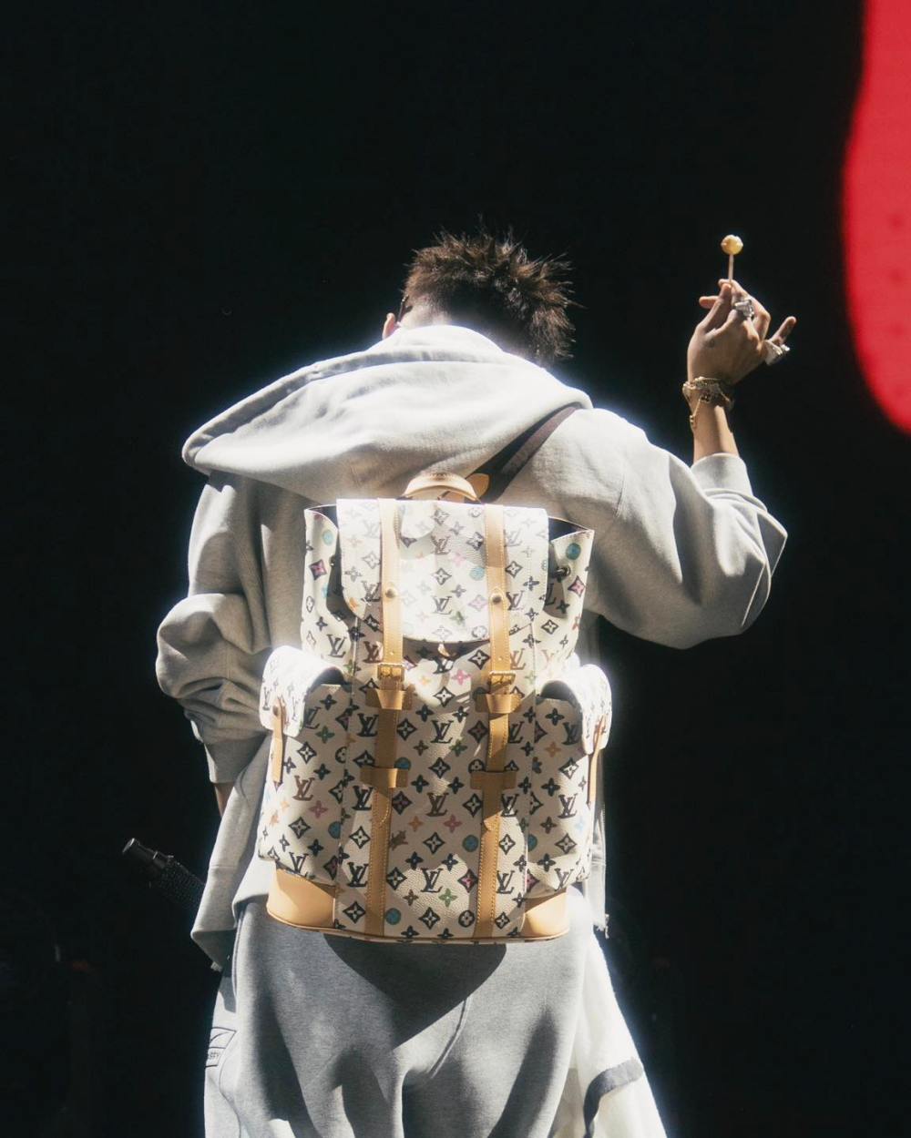 Son Tung M-TP co so thich deo balo, tui xach kich thuoc lon. Anh: NVCC.