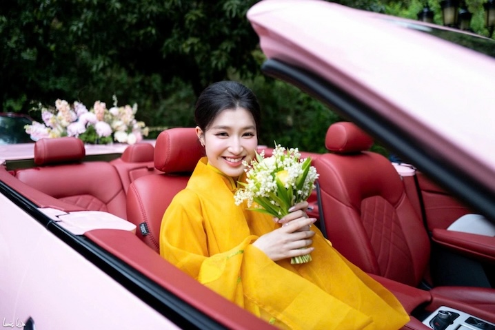 A hau Phuong Nhi attracts attention when becoming a billionaire's daughter-in-law. Photo: Louis Wu