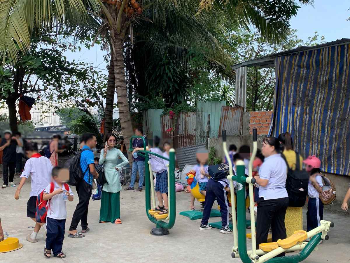 Hoc sinh duoc so tan kip thoi. Anh: Thai Bao