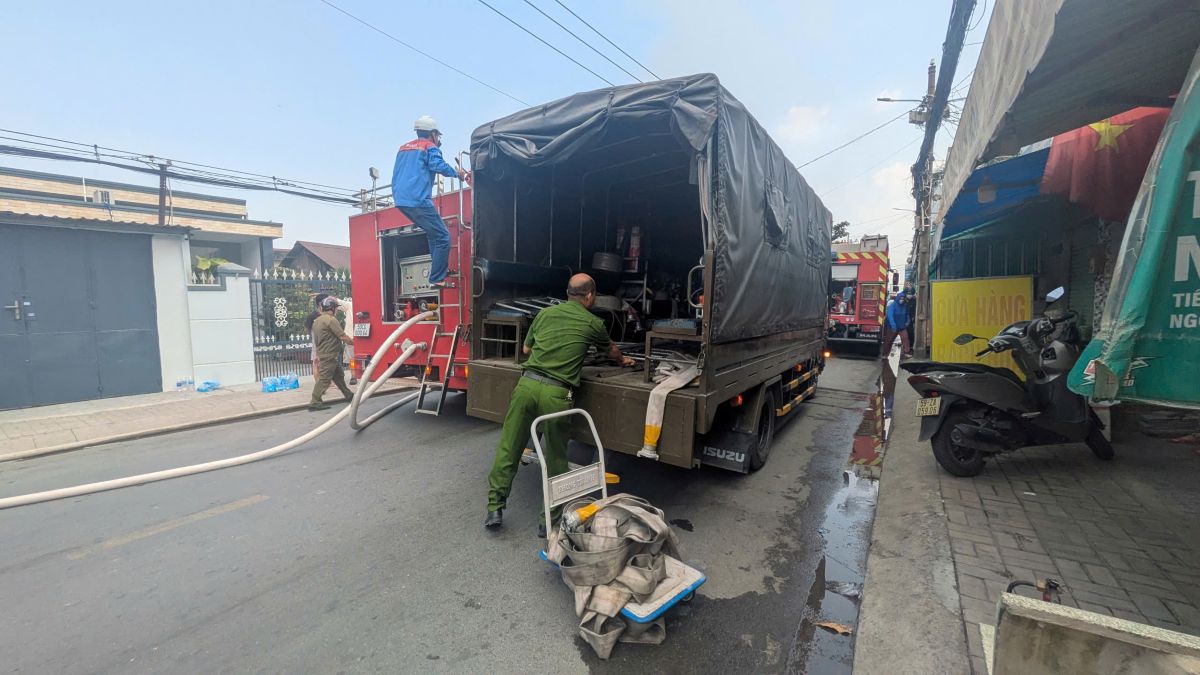 Luc luong chuc nang co mat khong che dam chay. Anh: Anh Tu