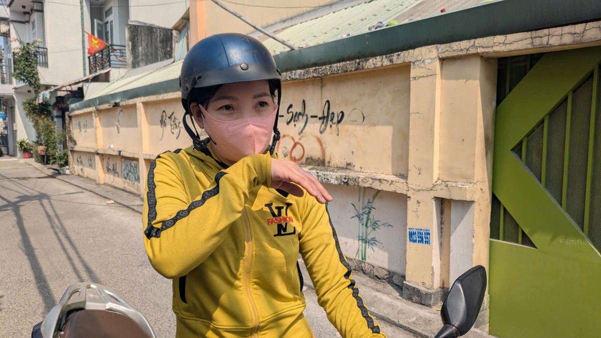 Chi Huong lo lang vi con hoc o truong gan hien truong vu chay. Anh: Thai Bao