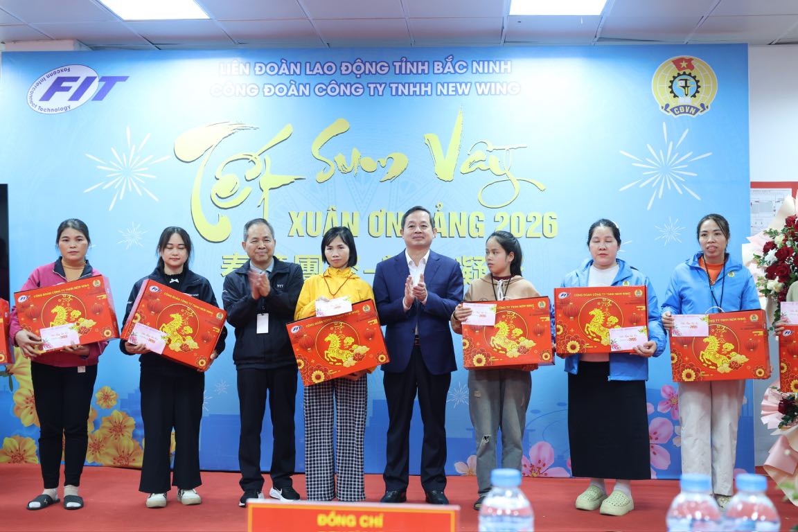 Mr. Pham Hoang Son - Deputy Secretary of the Provincial Party Committee, Chairman of the People's Committee of Bac Ninh province presents gifts to workers. Photo: Quyet Chien