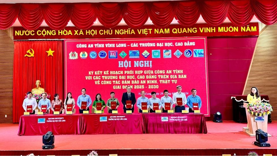 Les representants de la police provinciale de Vinh Long et des universites et colleges ont signe un plan de coordination lors de la conference de bilan pour assurer la securite scolaire. Photo: Hoang Loc