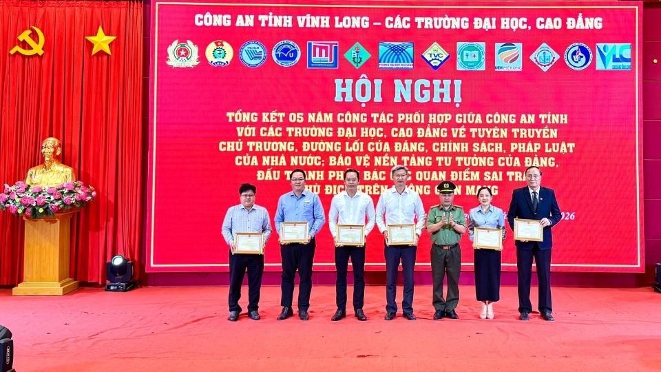 Cong an tinh Vinh Long khen thuong cac tap the, ca nhan co thanh tich xuat sac trong 5 nam phoi hop dam bao an ninh truong hoc. Anh: Hoang Loc
