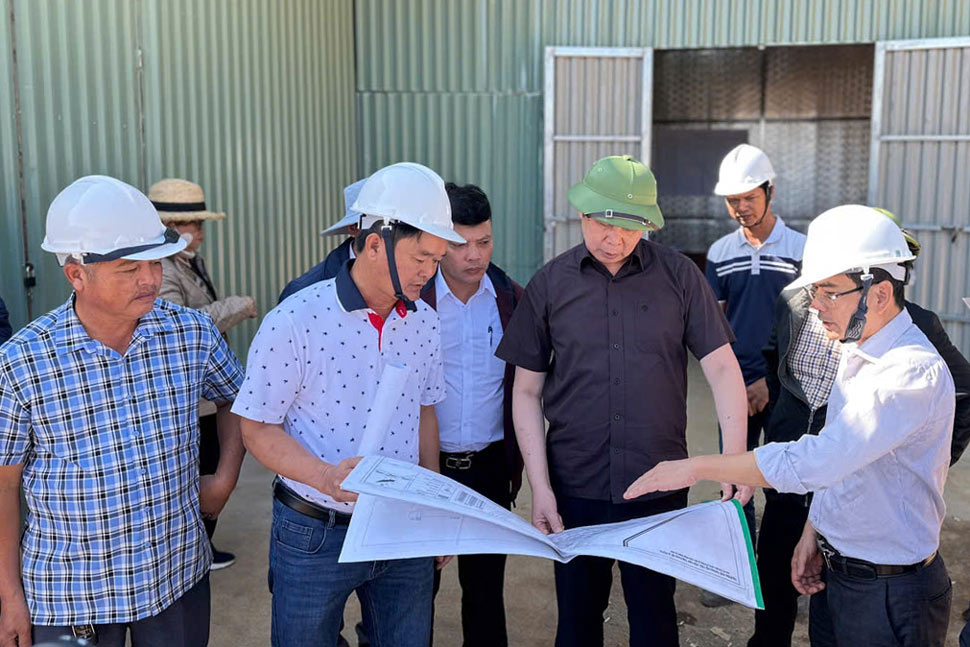 Lanh dao tinh Gia Lai kiem tra tien do thuc hien du an tai xa Ia Puch. Anh: Hoai Phuong