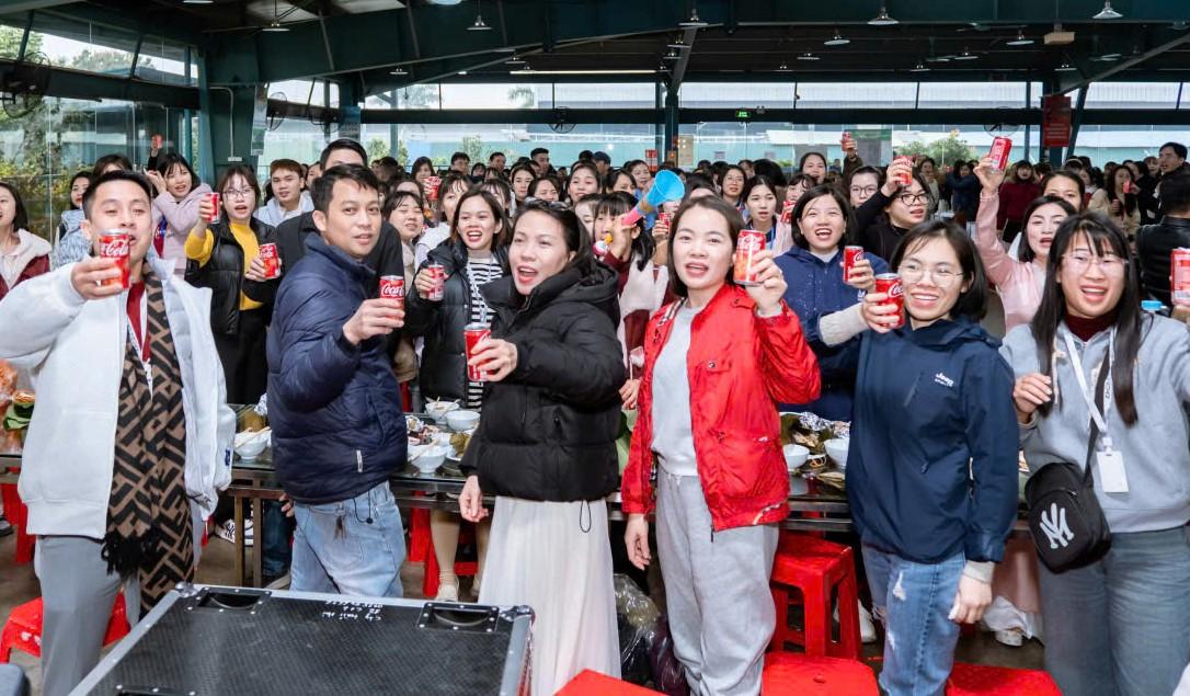 The joy of union members and workers at Viet Thuan Co., Ltd. (Hoa Xa Industrial Park, Nam Dinh ward, Ninh Binh province) at the year-end party. Photo: Dieu Anh