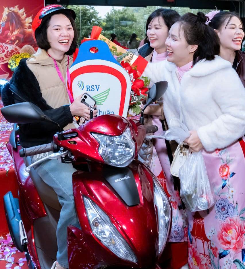 Chi Tran Thi Hue vo oa niem vui khi boc tham trung chiec xe may. Anh: Dieu Anh