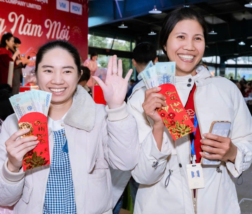 Niem vui cua nhung cong nhan khi may man boc tham trung bao li xi bang tien mat. Anh: Dieu Anh