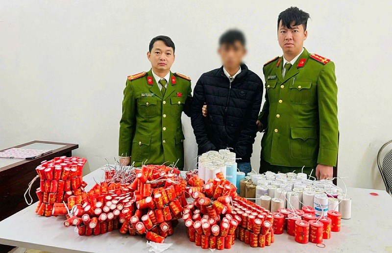 Lai Khe Commune Police seize firecracker exhibits of T. Photo: Hai Phong City Police