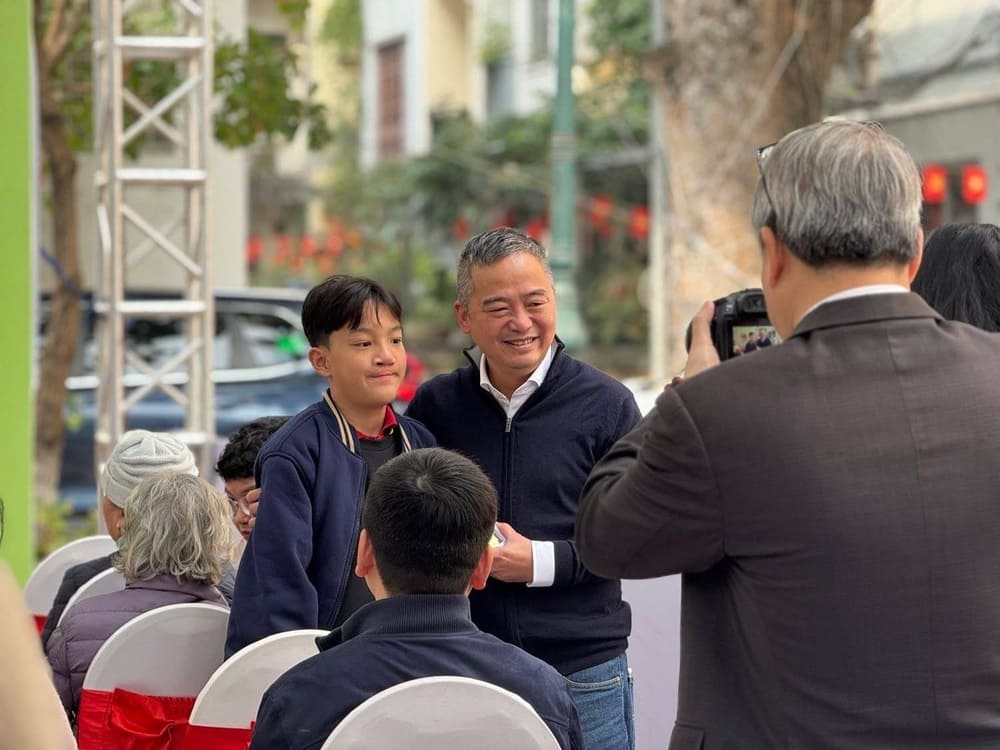 Su kien cung gioi thieu cuon sach “Thuong - Cau chuyen tiep tuc tu trai tim” cung nhu doc gia co co hoi giao luu voi bac si Nguyen Lan Hieu. Anh: Nha Nam