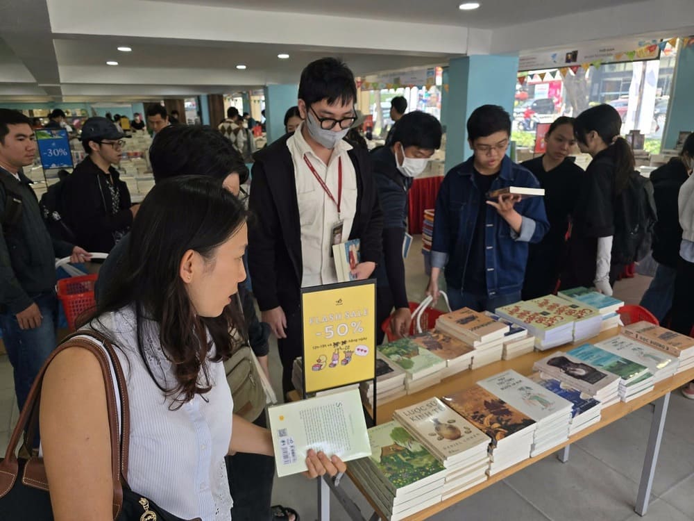 Binh Ngo Spring Book Fair - Cleaning up warehouses to welcome Tet 2026 officially takes place in Hanoi and Ho Chi Minh City. Photo: Nha Nam