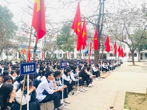Suoi Hai Commune Police disseminate laws to Ba Vi High School students. Photo: CAHN