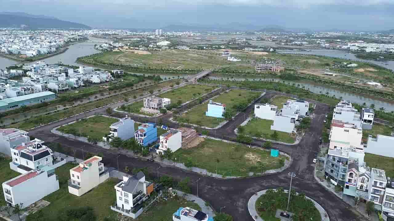 Nguoi dan can canh giac voi viec “co” bat dong san thoi gia, tung tin don. Anh: Thanh Tuan