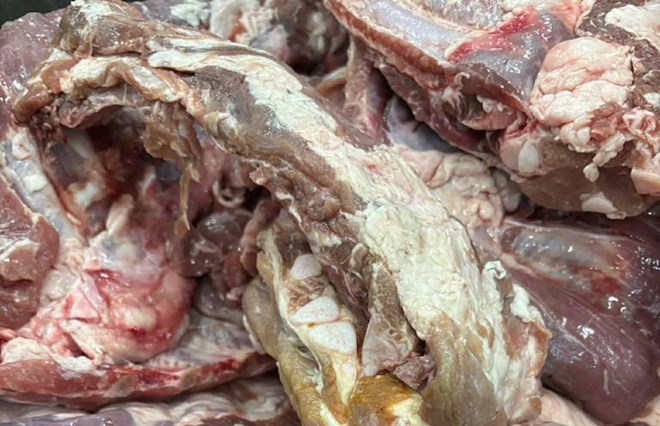 The found dirty, discolored meat is about to be put into the semi-boarding student kitchen of Luong The Vinh Elementary School. Photo: Reader provided