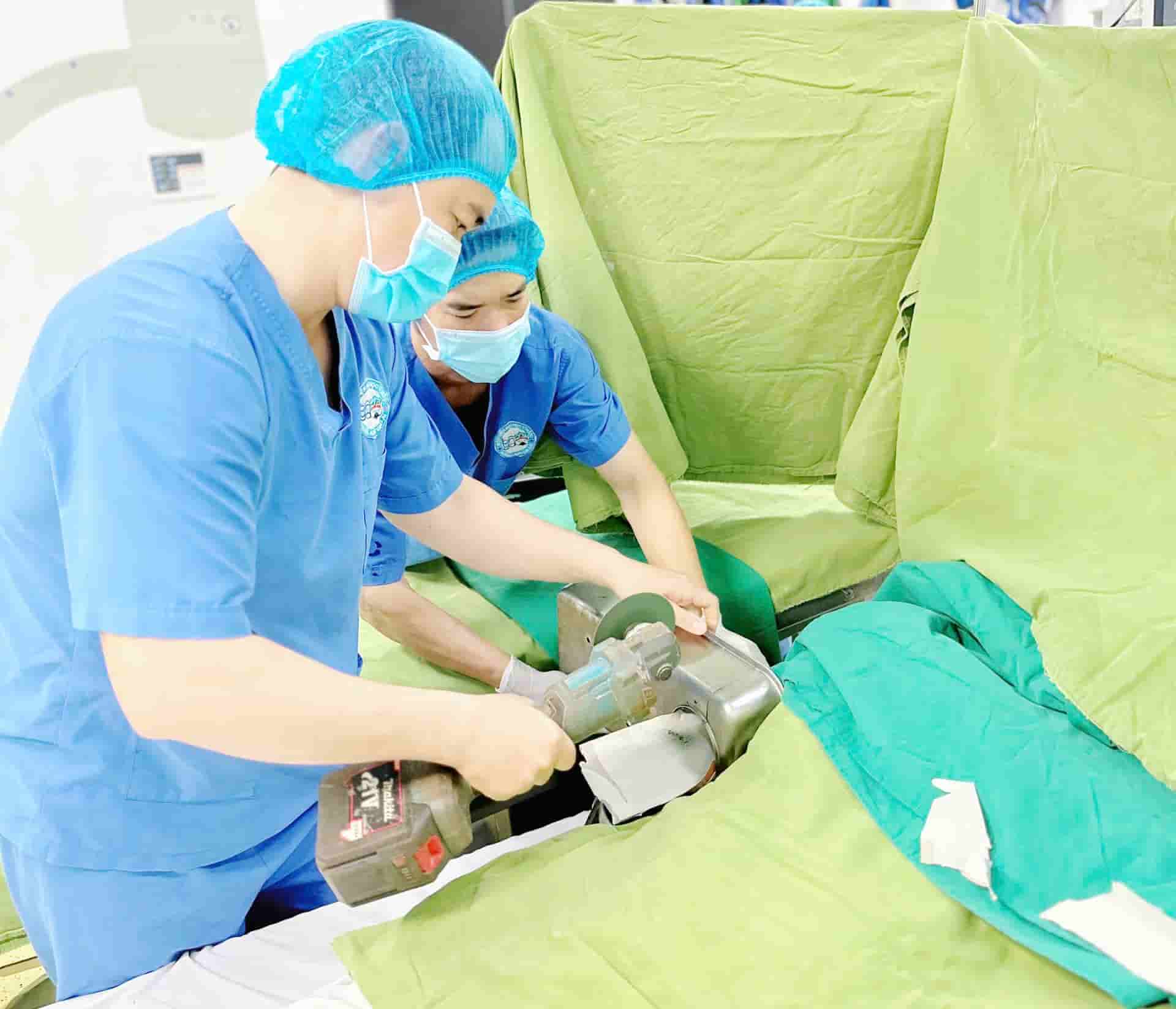 Doctors and nurses had to use a hand saw to remove the meat grinder from the patient's body, in order to provide timely treatment. Photo: Thanh Tuan