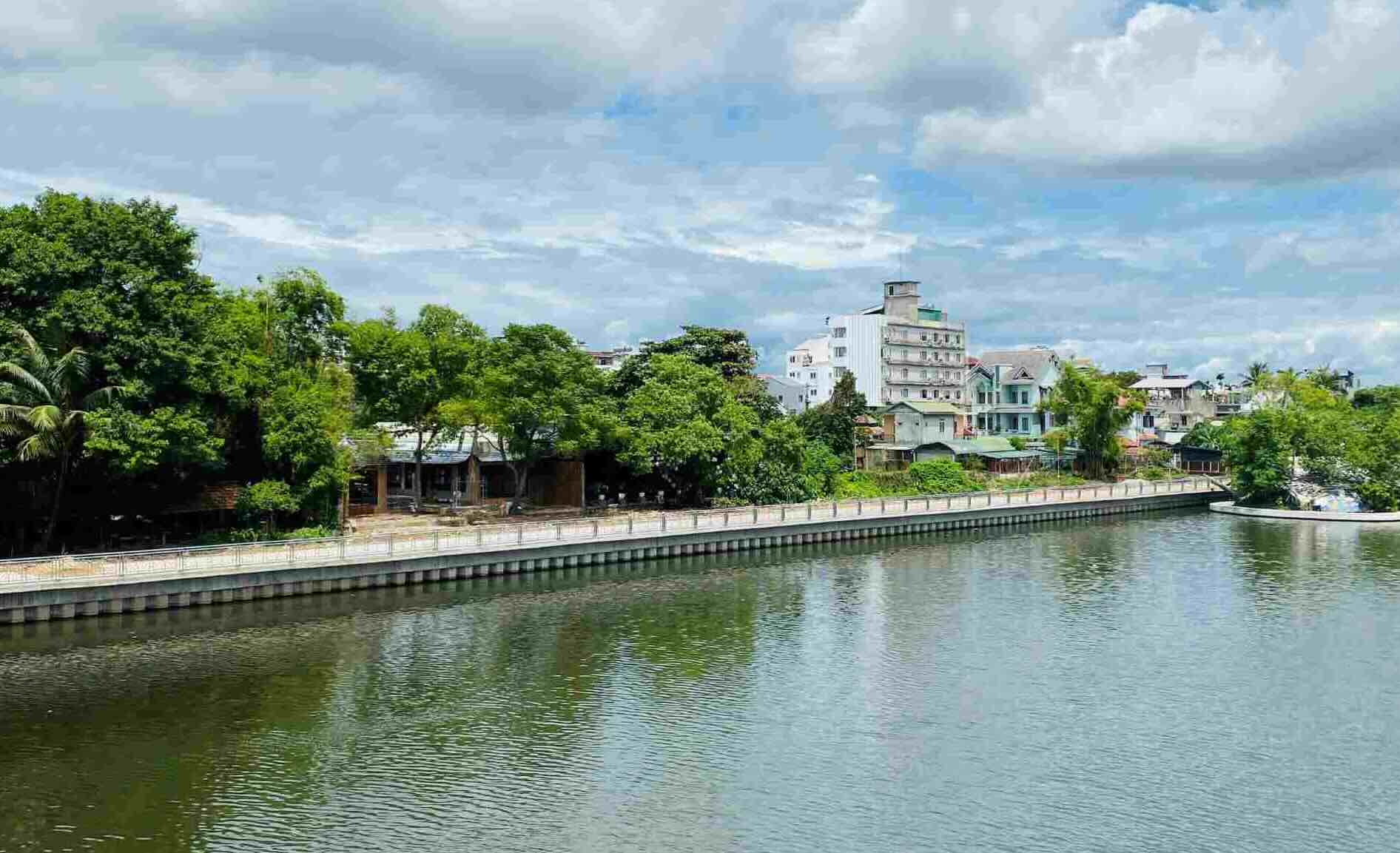 Hue night tourism towards the night city of the Nhu Y River. Photo: Phuc Dat.