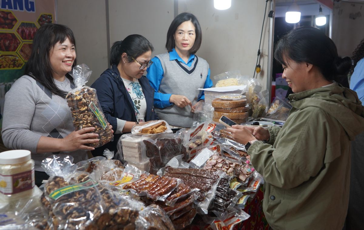 Cho Tet se mo cua den het 1.2, bay ban hang nghin mat hang chat luong voi gia ca uu dai. Ảnh: Mai Dung