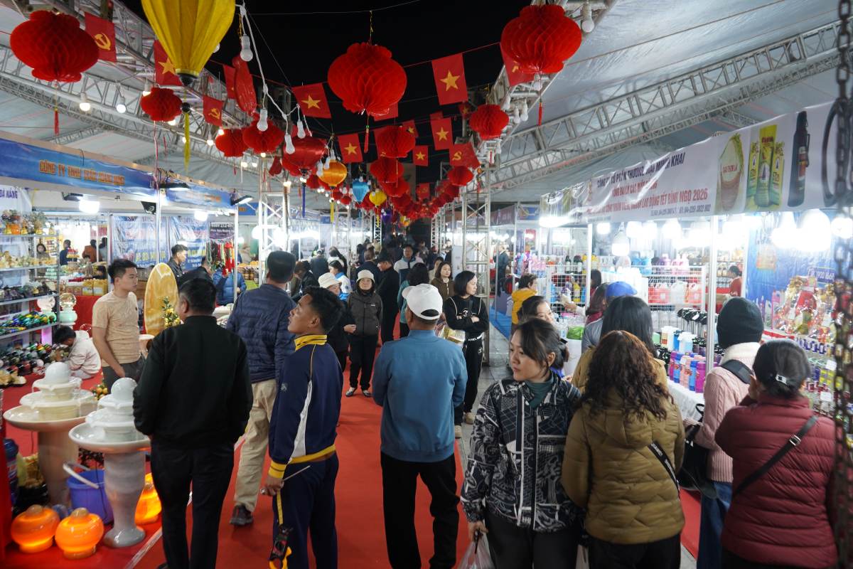 Trong toi khai mac, cho Tet Cong doan don hang nghin luot doan vien, nguoi lao dong, nhan dan thanh pho tham quan, mua sam. Ảnh: Mai Dung