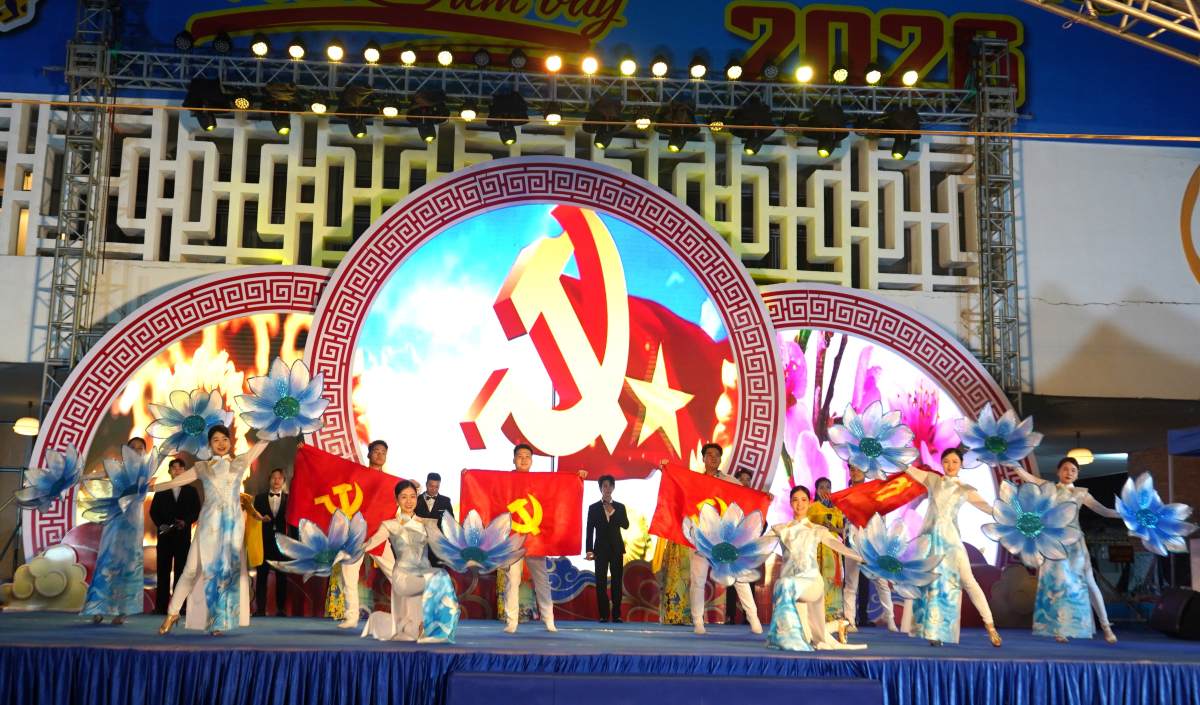 Cho Tet Cong doan Hai Phong khai mac tai Cung Van hoa Lao dong Huu nghi Viet Tiep. Ảnh: Mai Dung