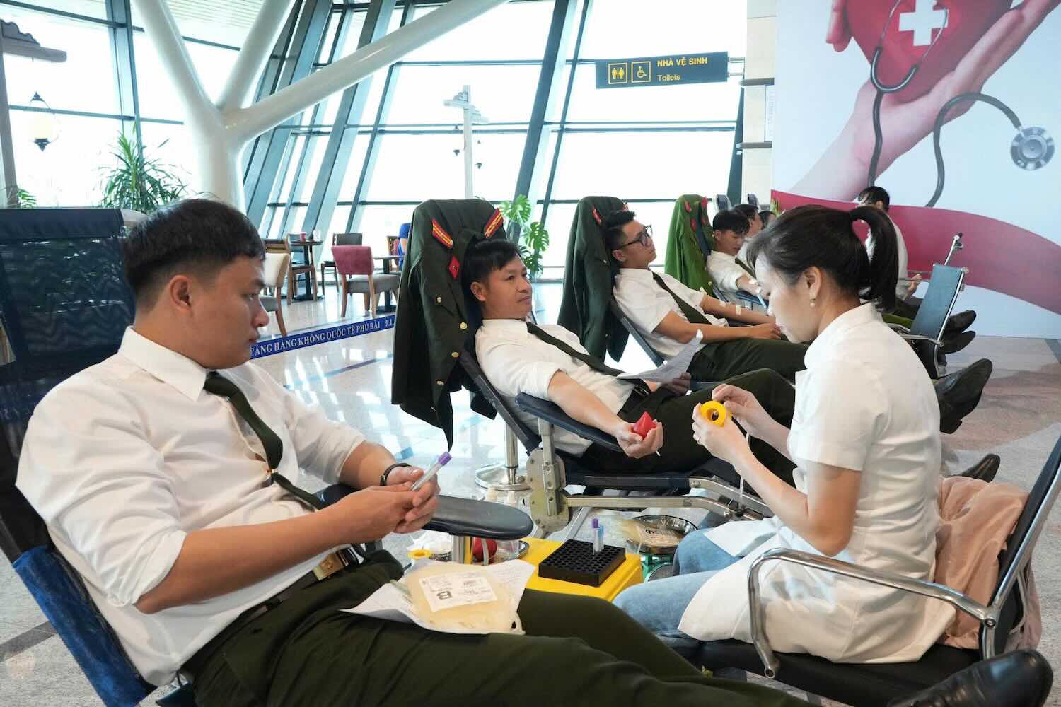 Civil aviation officers, soldiers and staff join hands to donate blood to save people. Photo: Hong Nhung.