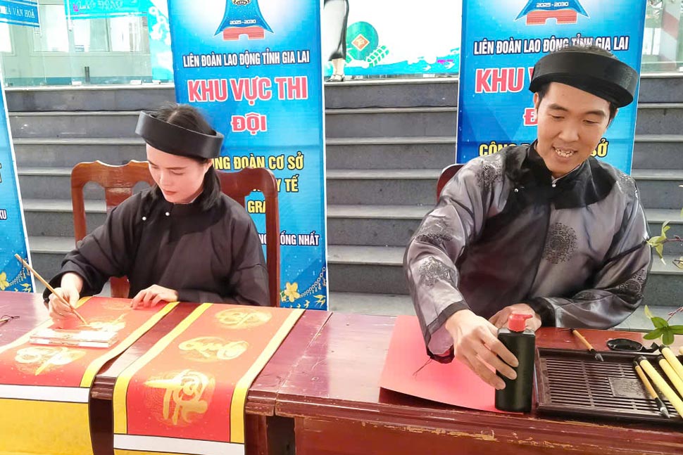 Teams participating in the calligraphy writing contest on the theme of praising the homeland, country, Uncle Ho, Trade Union organization; celebrating the Party, celebrating Spring... Photo: Huy Trang