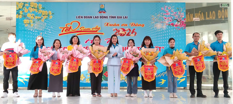 Pho Chu tich LDLD tinh Gia Lai Nguyen Thi Thanh Thuy trao co luu niem cho cac doi thi. Anh: Huy Trang