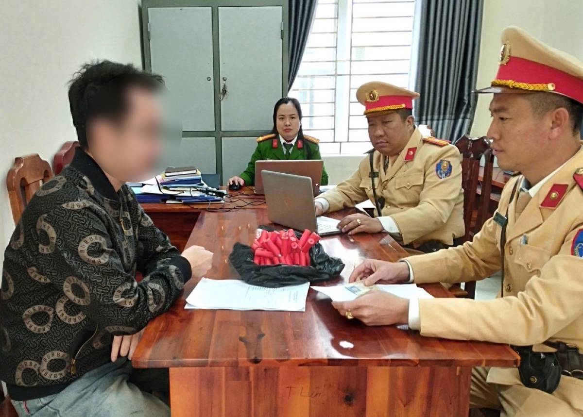 El Equipo de Policia de Trafico Terrestre No. 2 inspecciona el nivel de alcohol en sangre de los taxistas, detecta pasajeros transportando petardos. Foto: Policia de la provincia de Ninh Binh