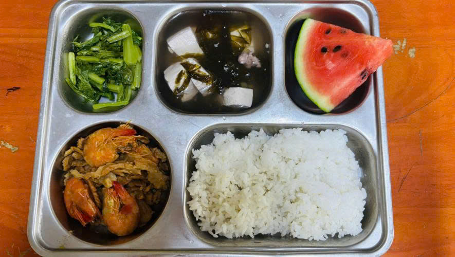 Image of a boarding meal at Tan Quy Elementary School before the time of reflection. Photo: School