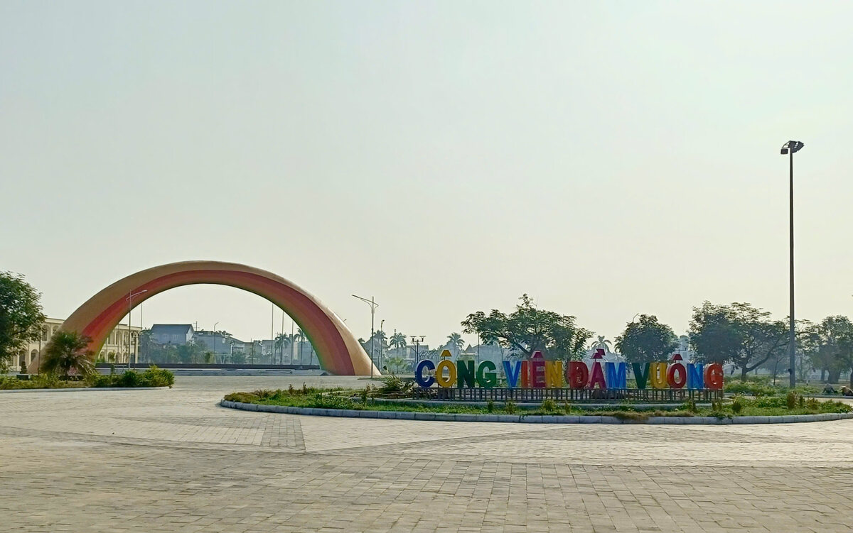 Dam Vuong Park is renovated to "welcome" the 2026 Binh Ngo Tet. Photo: Mai Dung