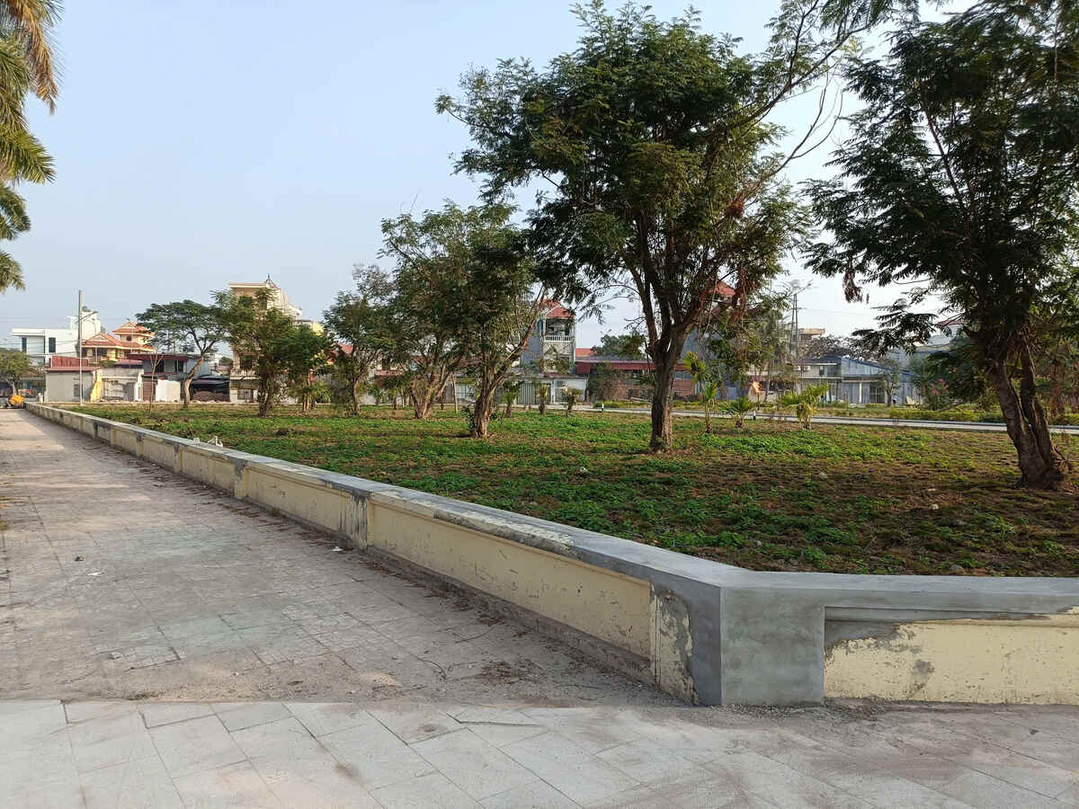 Tuong rao cong vien Dam Vuong duoc ha thap, tao khong gian mo, thoang dang. Ảnh: Mai Dung