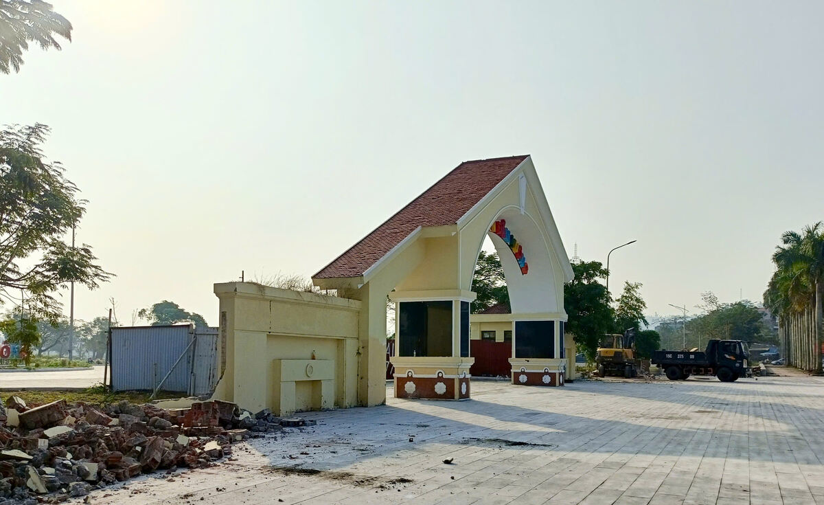 Viec cai tao, chinh trang cong vien Dam Vuong co ban hoan thien trong thang 1, san sang phuc vu nhan dan dip Tet Nguyen dan 2026. Ảnh: Mai Dung