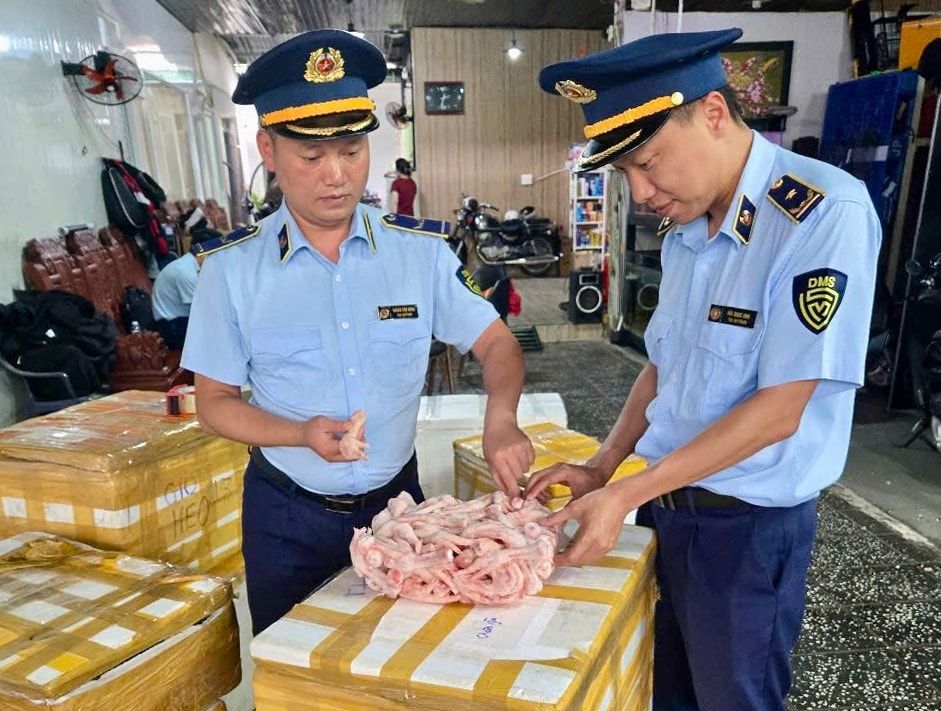 Co quan QLTT tinh Lam Dong kiem tra, thu giu cac mat hang thuc pham khong ro nguon goc xuat xu. Anh: Phuc Khanh