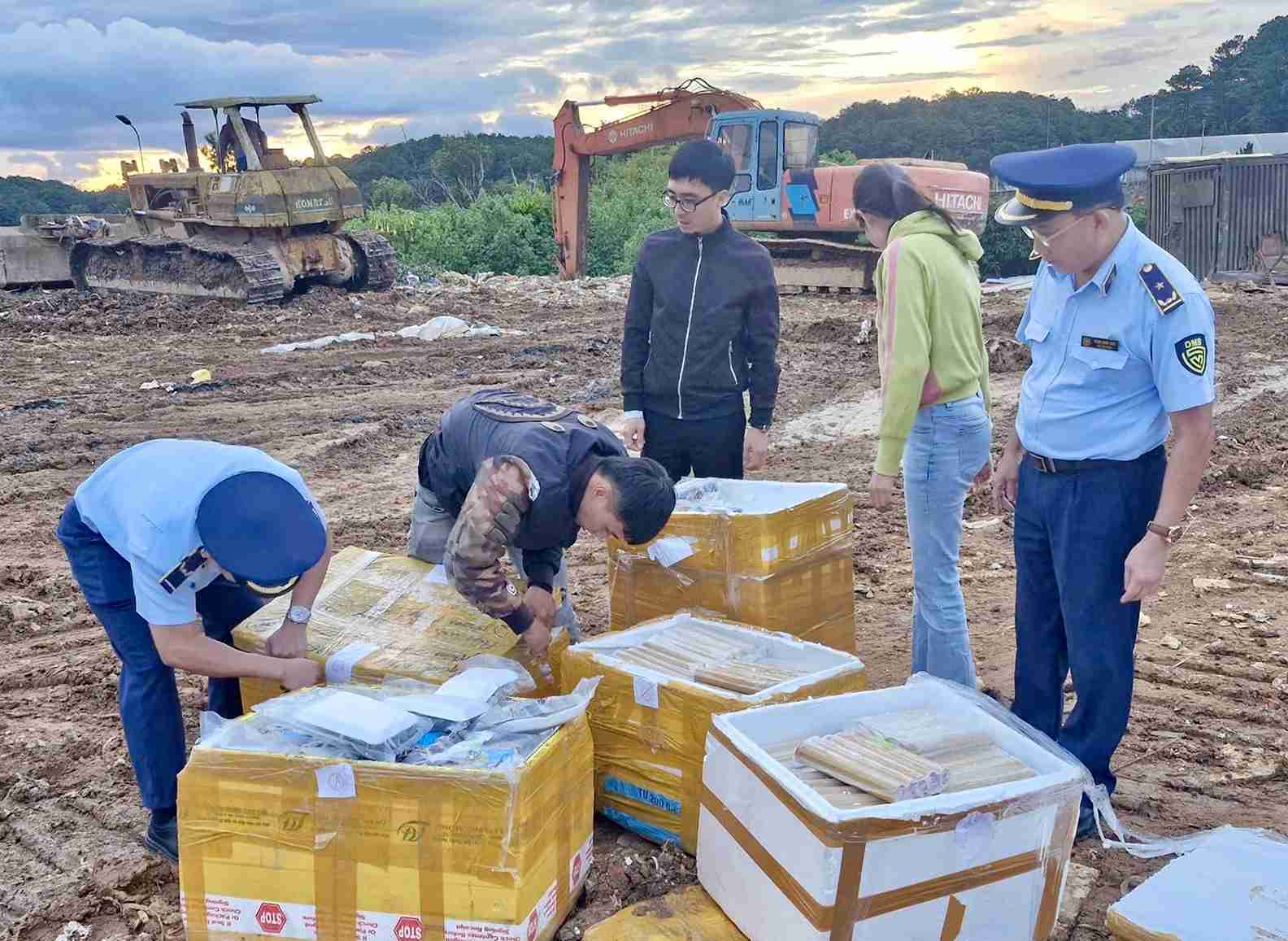 Co quan chuc nang tien hanh tieu huy cac mat hang kem chat luong theo quy dinh. Anh: Phuc Khanh