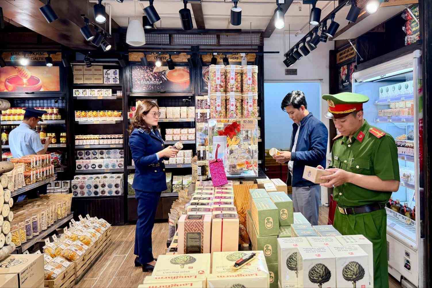 Luc luong lien nganh tinh Lam Dong phoi hop tang cuong kiem tra hang hoa, dam bao an toan cho thi truong dip Tet Nguyen dan 2026. Anh: Phuc Khanh