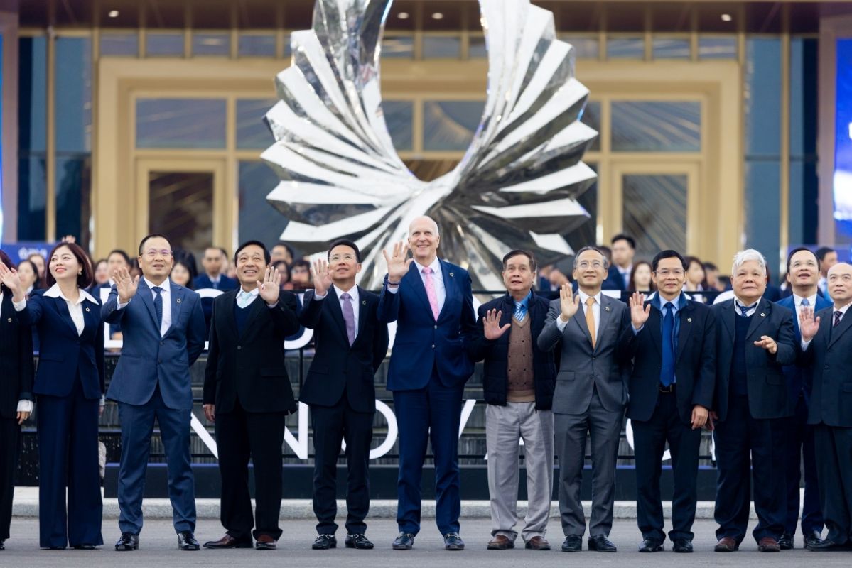 Tập thể Ban lãnh đạo và CBNV PVI chụp ảnh lưu niệm tại buổi lễ. Ảnh: PVI  