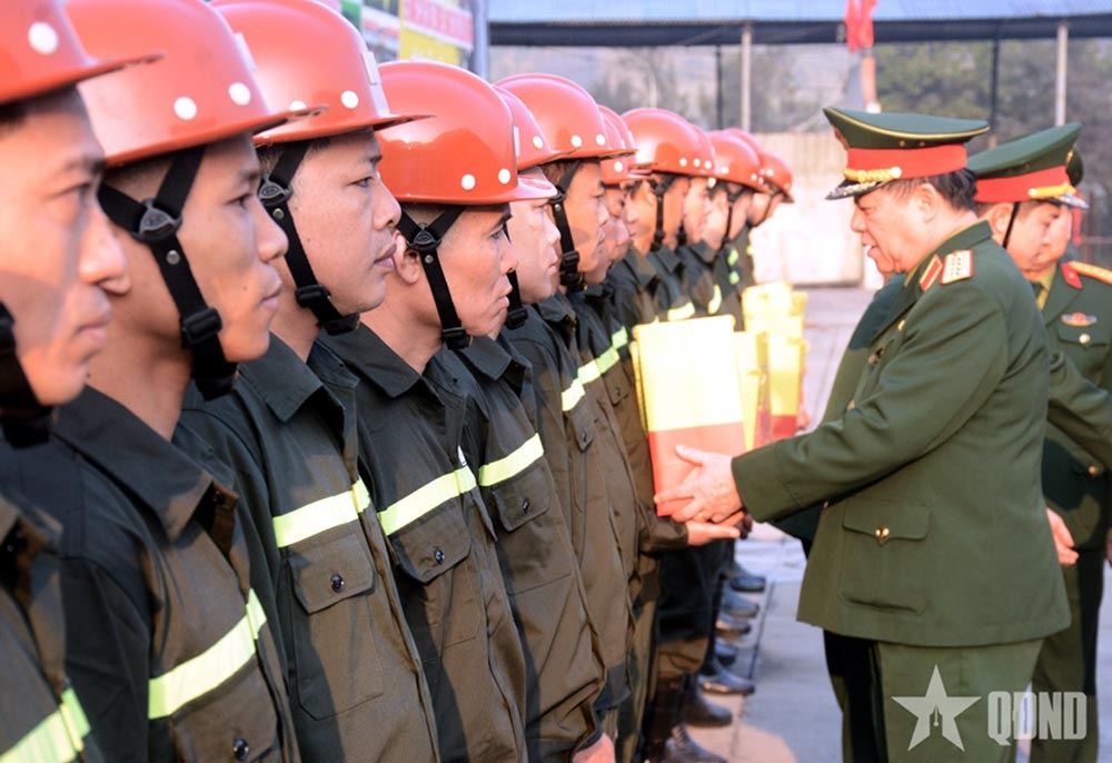 General Nguyen Trong Nghia - Member of the Politburo, Member of the Standing Committee of the Central Military Commission, Head of the General Department of Politics - presents Tet gifts to representatives of employees of Company 35.